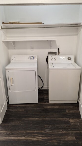 Laundry and hook up - 929 N Randolph Ave