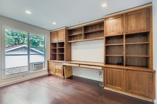 Building Photo - 8600 Tallwood Dr
