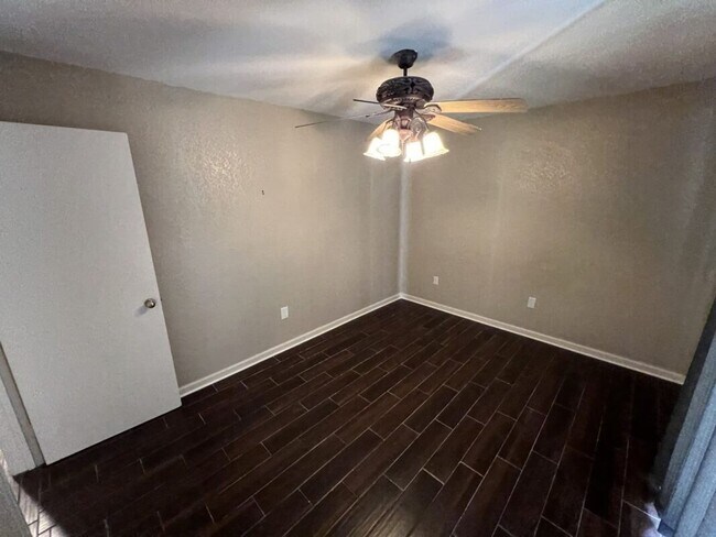 Building Photo - Fully Renovated 3 Bedroom Apartment in Pri...