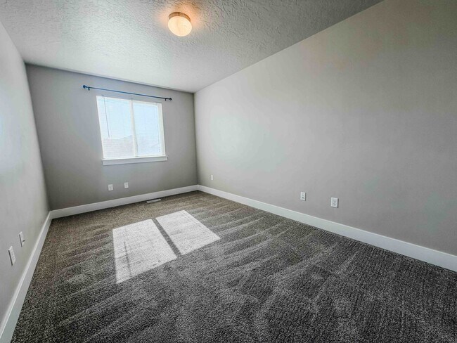 Building Photo - 3731 N Prairie Grass Dr