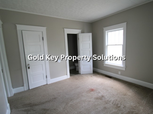 Building Photo - Updated 2 BR 1 BA House with Garage and Fe...