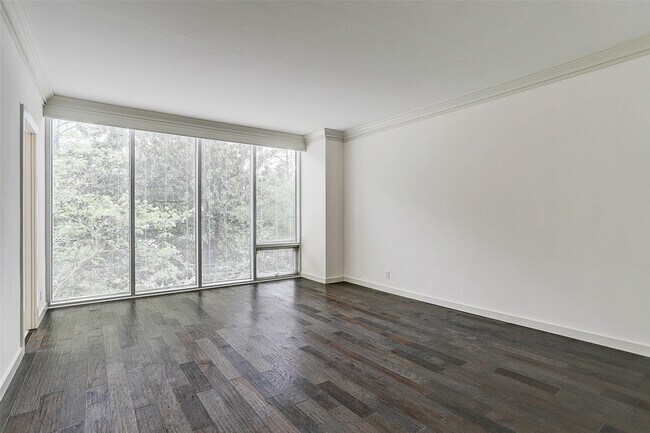 Building Photo - 121 N Post Oak Ln