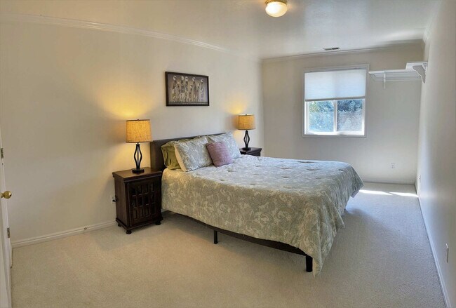 Building Photo - 2009 Sweetbriar Ln