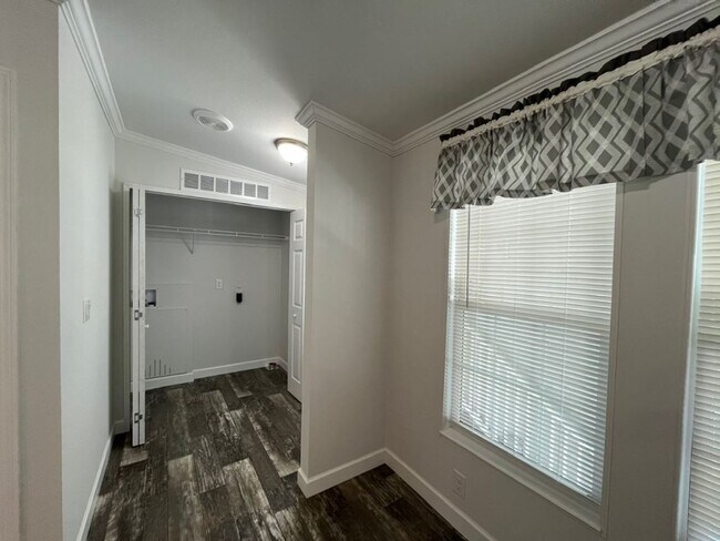 Building Photo - 328 Eland Dr