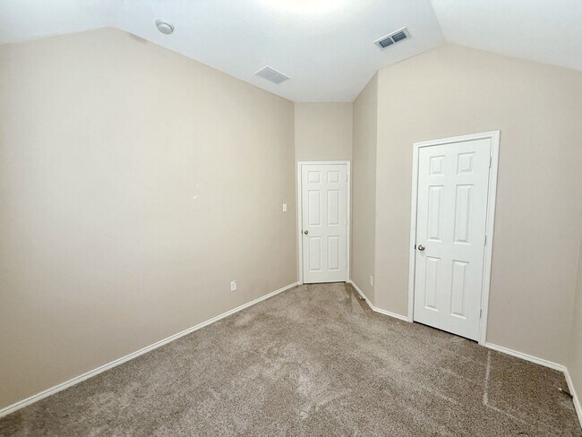 Building Photo - Beautiful, spacious 3B/2B home near the lake