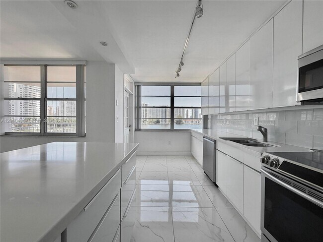 Building Photo - 18081 Biscayne Blvd