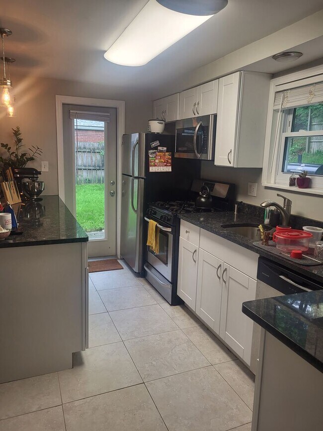 Building Photo - Updated 3 Bed, 1.5 Bath Home in Forest Hills - Available July 1!