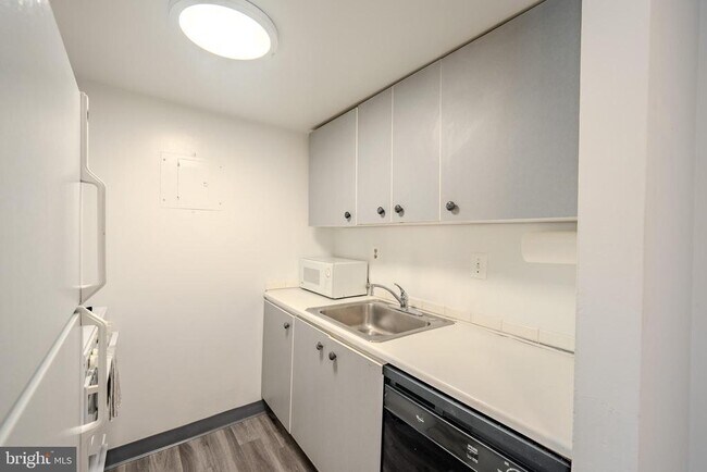 Building Photo - 1300 Army Navy Dr