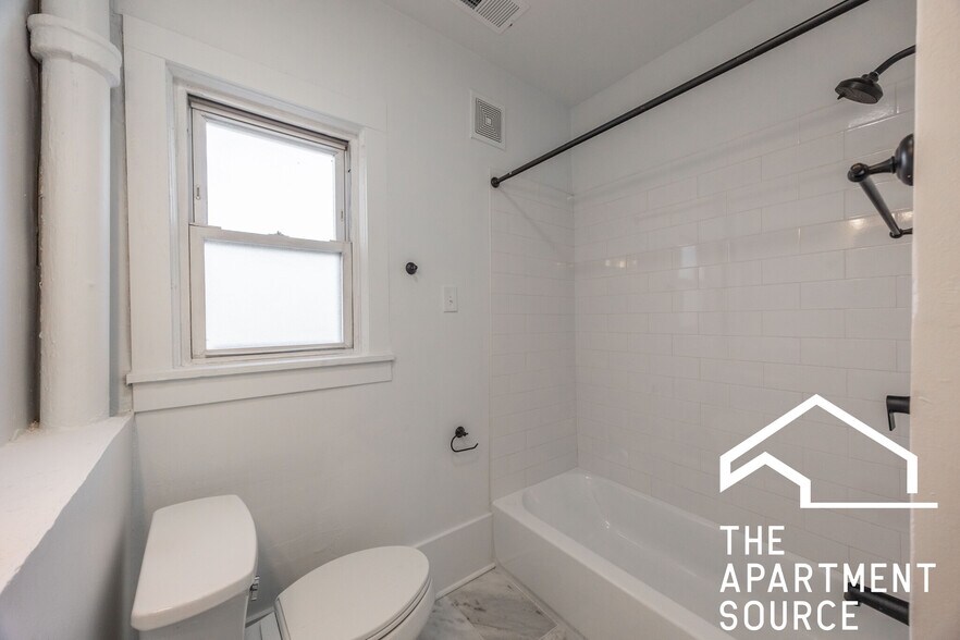 Building Photo - 2301 N Leavitt St