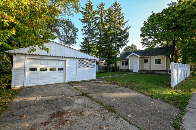 Building Photo - Cozy Home in Cleveland - Lyndhurst