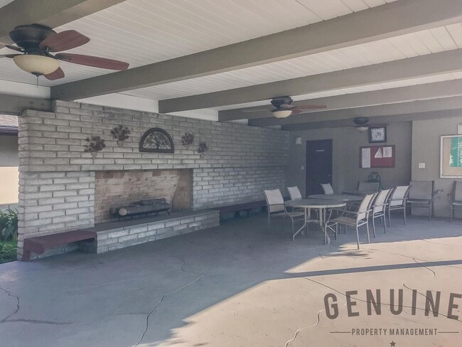 Building Photo - 1107 W Memory Ln