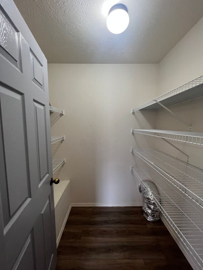 Building Photo - 5Br Basement Home