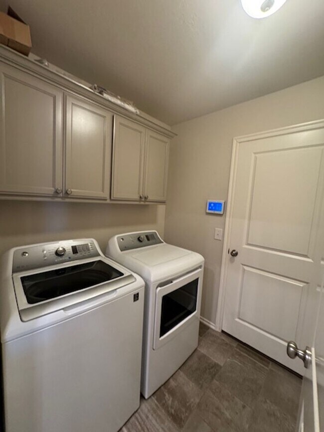 Building Photo - Storm shelter, All Appliances and security system with monitoring! 4 bed, 2 bath 2 car garage!