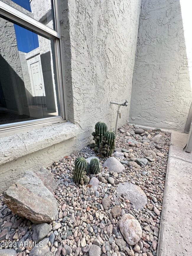 Building Photo - 821 E Orange Dr