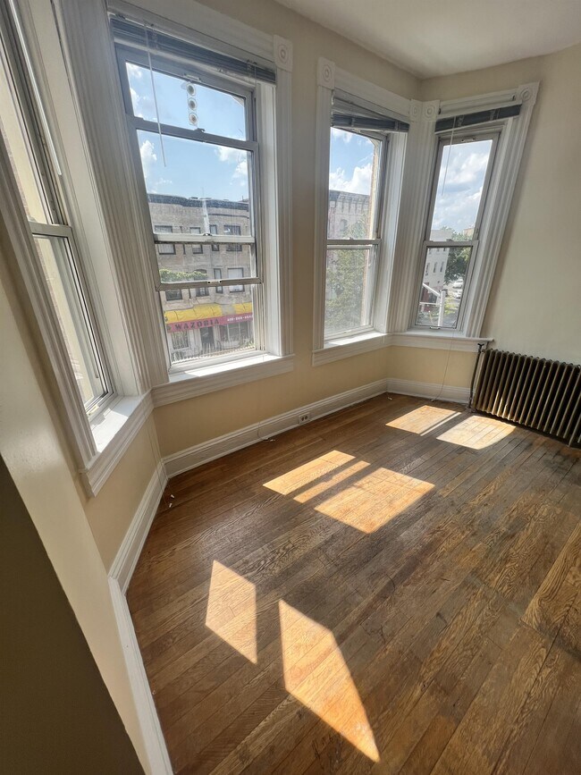 Building Photo - 2315 N Charles St