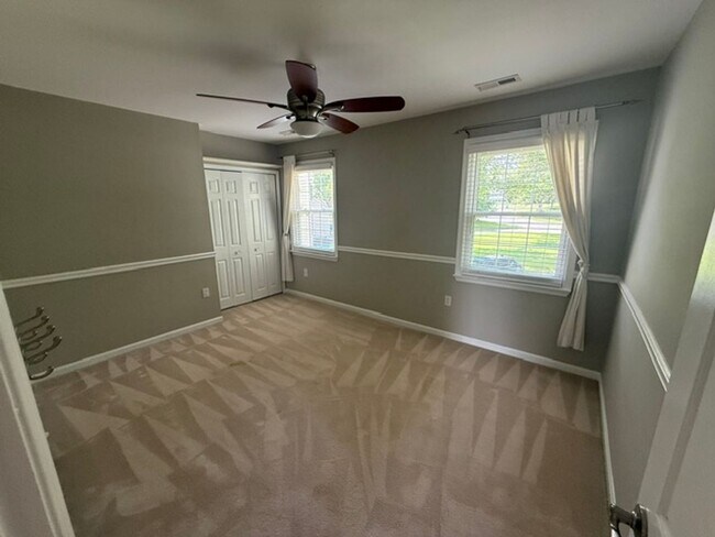 Building Photo - Lovely and Spacious 3 Bedroom 2.5 Bathroom...