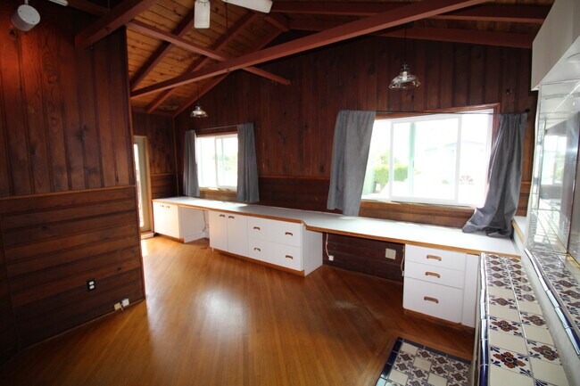 Building Photo - 1010 Tourmaline St