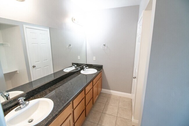 Building Photo - Clean & Spacious 1 Bedroom Apartment with ...