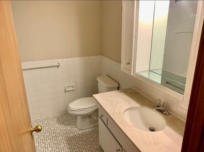 Building Photo - Charming 2-Bedroom Apartment with Balcony ...
