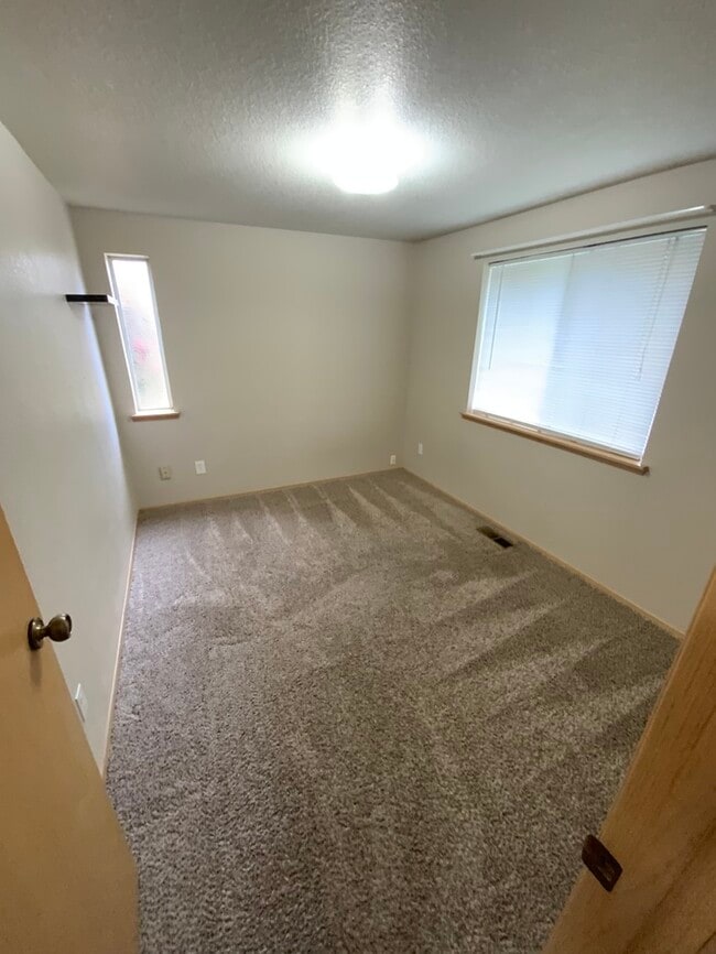 Building Photo - Tacoma duplex 2bdr 2bath duplex w/ 1 car garage!