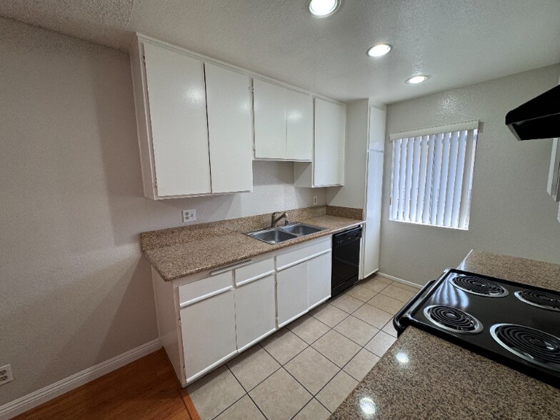 Building Photo - 626 E Verdugo Ave