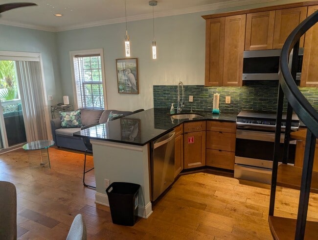 Building Photo - Elegant Old Town Condo - Your Key West Oasis