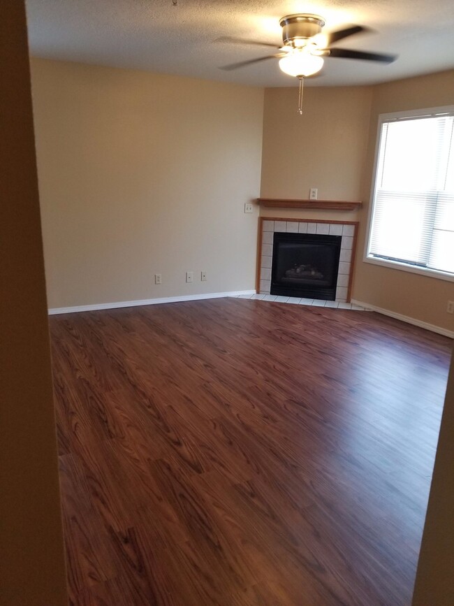 Building Photo - Townhome with a fireplace