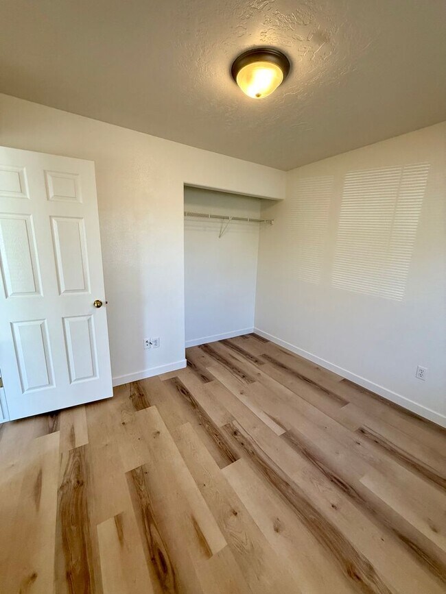 Building Photo - 3 bed 1 bath duplex