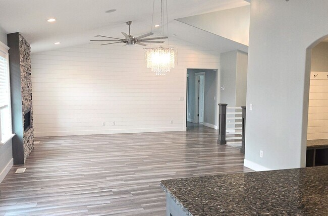 Building Photo - Gorgeous 6 Bedroom, 3 Bathroom Home in Mountain Bend in Ammon - By Real Property Management