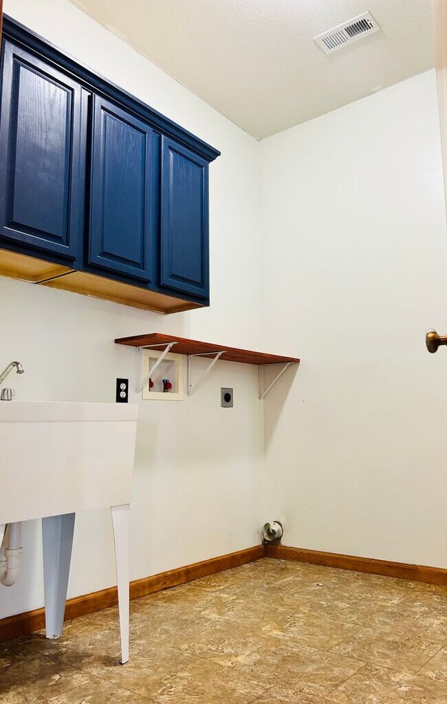 Building Photo - Spring Valley Location! Beautiful Single-Family Home