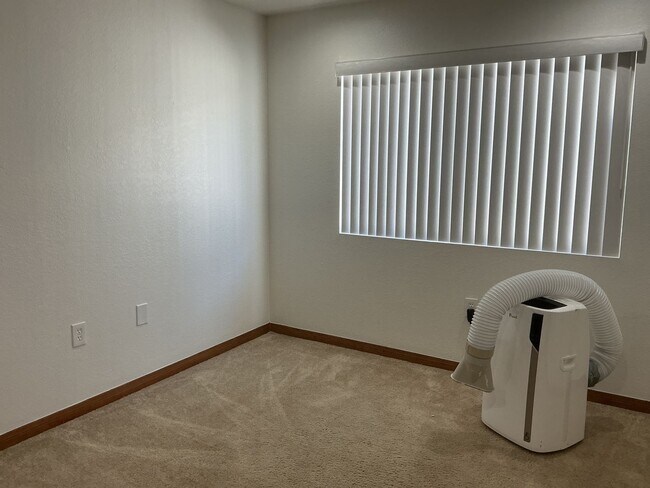 Building Photo - Los Caballeros #325