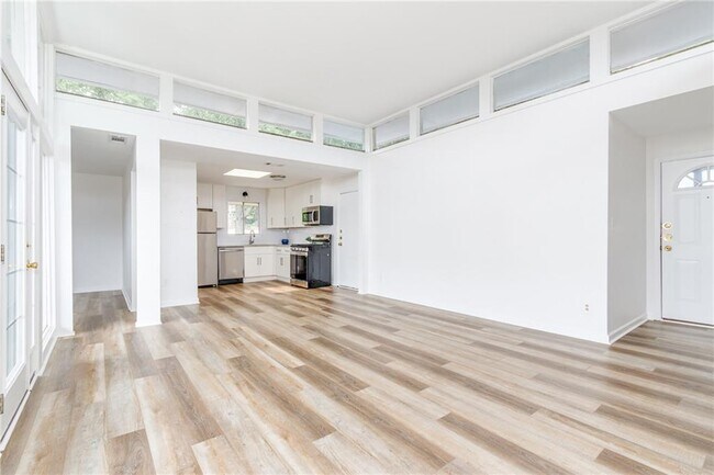 Building Photo - 346 Carpenter Dr NE