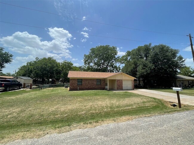 Building Photo - 204 Cedar Ln