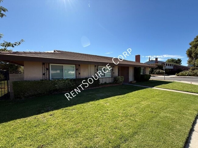 Building Photo - 39642 Country Club Dr