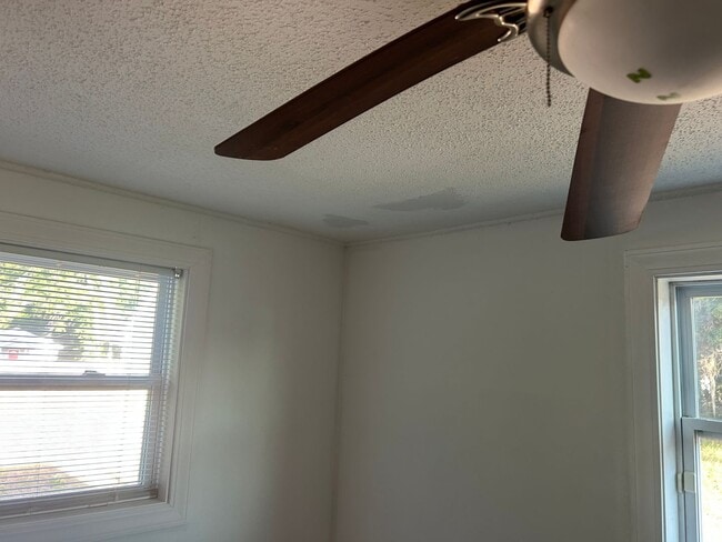 Building Photo - 2 Bed, 1 Bath Home