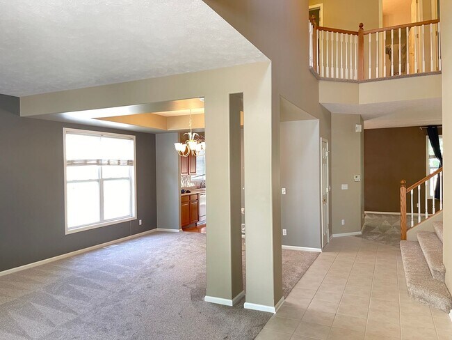 Building Photo - Move-in special. Beautiful 4 bed 2.5 bath 3000+sq ft