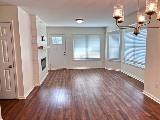 Building Photo - 5 Haley Ct