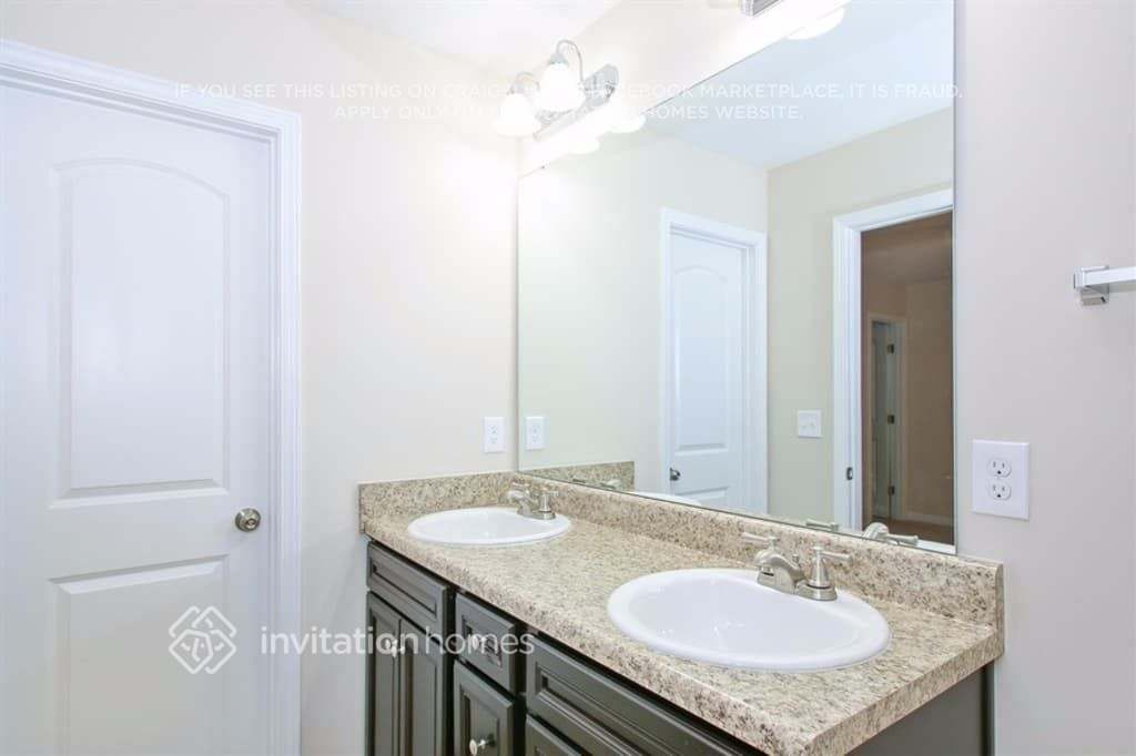 Building Photo - 127 Verrazano Pl