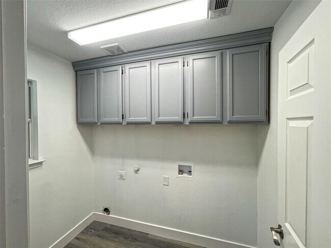 Building Photo - 5201 Bantom Woods Bend