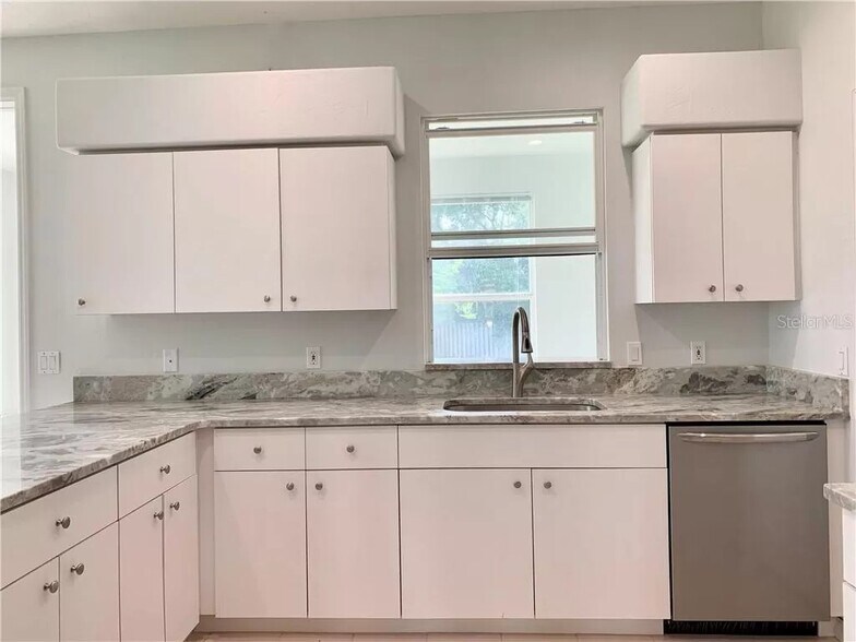 Building Photo - 2301 Goya Dr