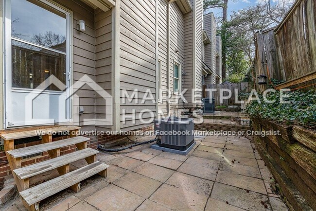 Building Photo - 225 Woodside Ave