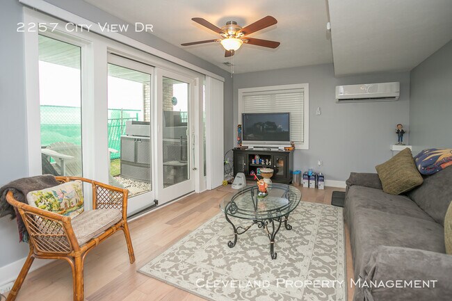 Building Photo - Stylish Tremont Townhome!