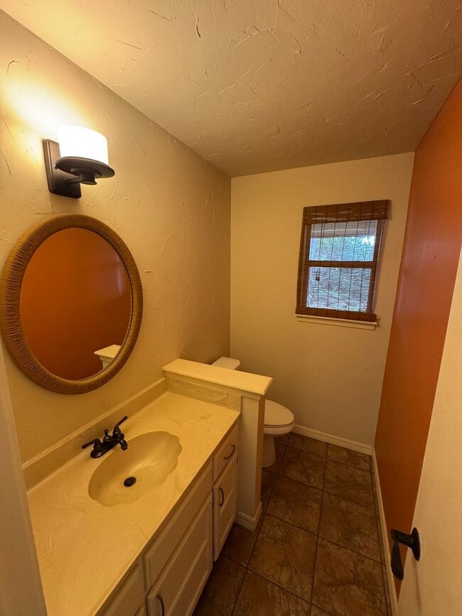 Building Photo - 3 Bedroom 2.5 Bath total 2,448 Square feet
