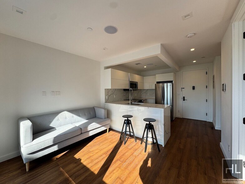 Building Photo - The Vitoria - 27=04 Astoria Blvd Luxurious 1 bedroom apartment