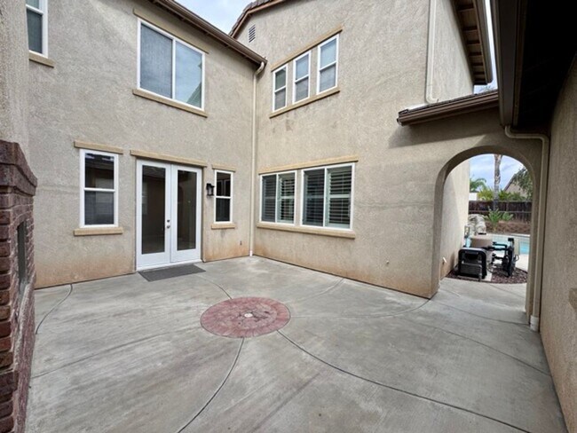 Building Photo - Discover this beautifully upgraded 5 bedro...