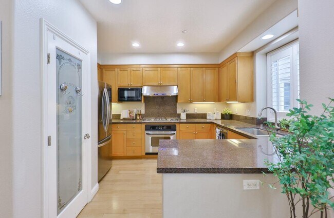 Building Photo - 492 Tyndall St