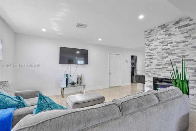 Building Photo - 9570 Jamaica Dr
