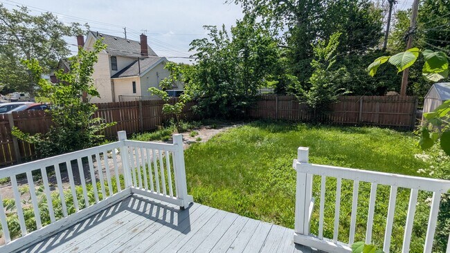 Building Photo - Discover this three-bedroom, one-bath home in Cleveland