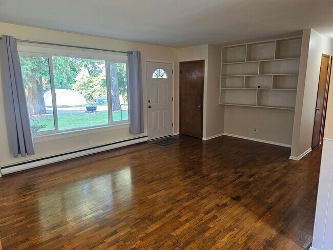 Building Photo - West hill Auburn - Darling 3 bed 1 bath ra...