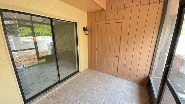Building Photo - Newly renovated 2 bedroom Townhouse for Re...